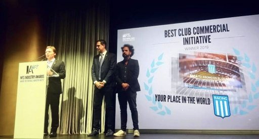 Racing y Afganistán se cruzaron en la gala de la World Football Summit en Madrid.Racing gano el premio por una campaña de socios en la que participaba Milito y Mobarez recibió un premio en nombre de su selecciónLas jugadoras de Racing le mandaron una camiseta firmada por todas