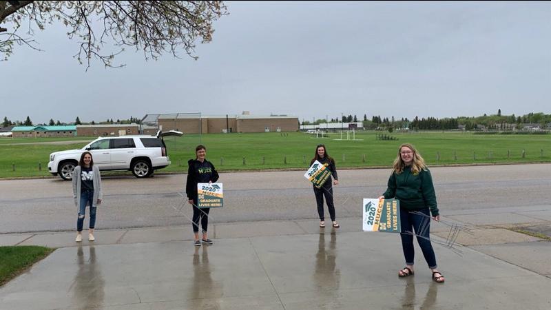 MUCC teachers drop signs of sunshine to grads during gloomy period dlvr.it/RXTfCs