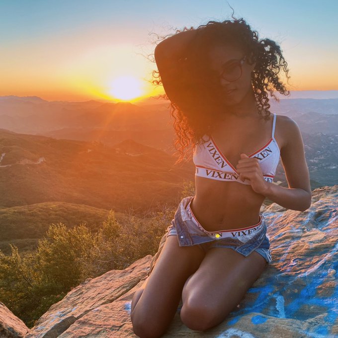 Look into your heart, are you happy ? ✨ https://t.co/FqRQxs9055