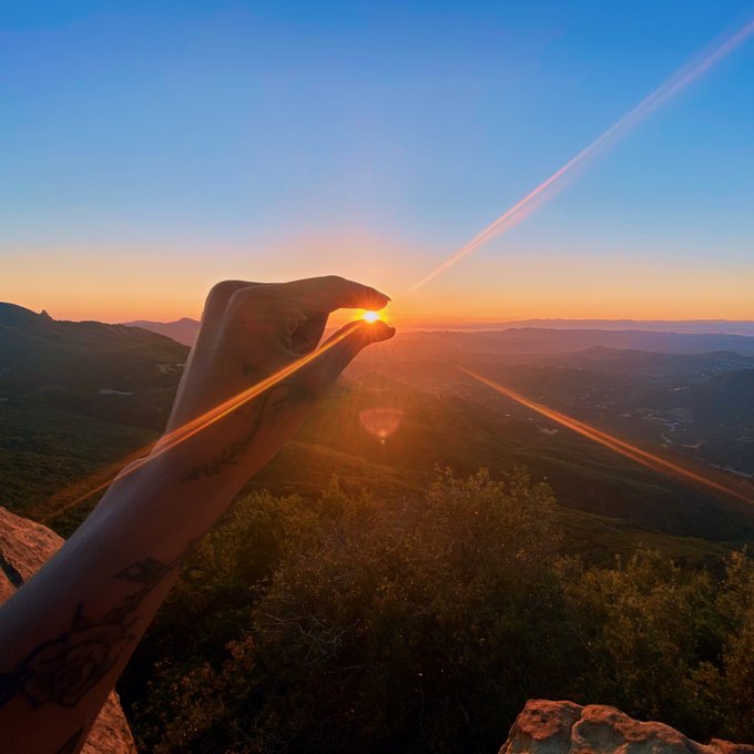 Look into your heart, are you happy ? ✨ https://t.co/FqRQxs9055