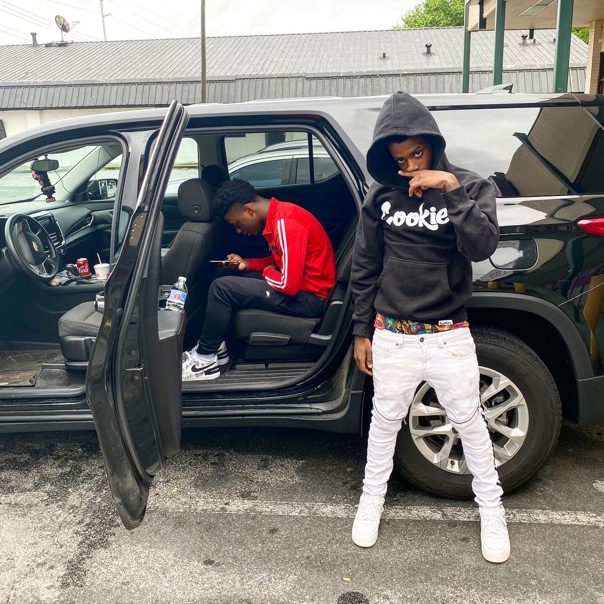 PouringUpCrazy's tweet photo. Crazy How We Came Up It Happen Fast WE GOT THESE OLD HEADS MAD 😅BITCH WADDUP WE STEPPING💙🗣 #1019gs☠️ #BandChasing💸🏃🏽♂️ https://t.co/LIQDzCFvML