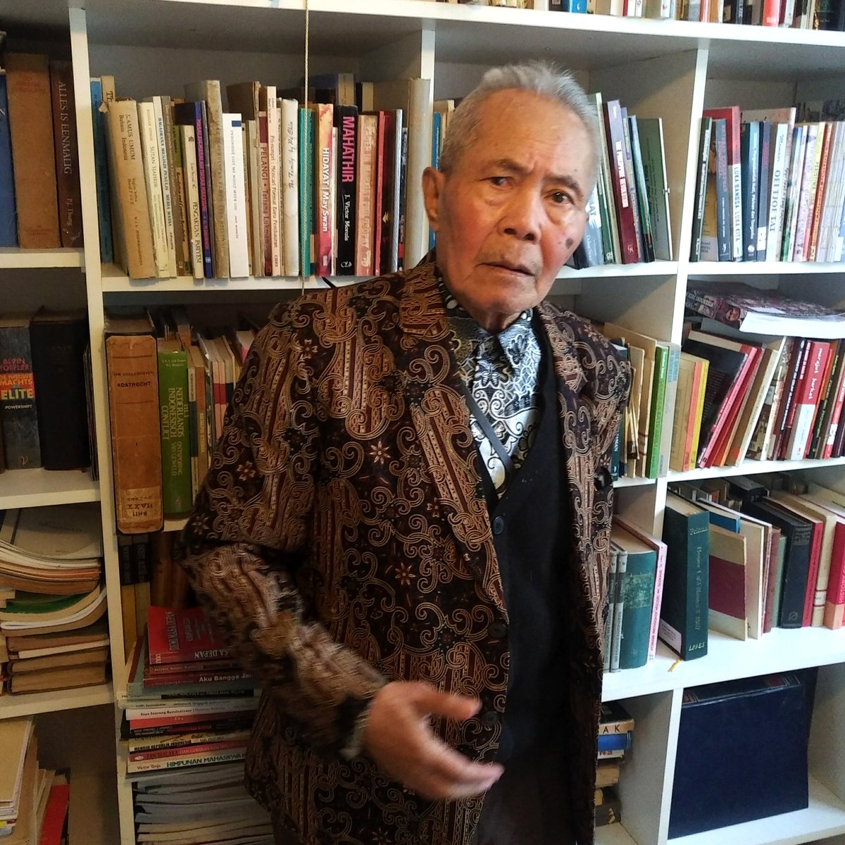 Sarmadji was in Beijing in 1965, so he got stuck in China. The story of the destruction of the Indonesian communists played a major role in Mao's Cultural Revolution, which started in 1966. Sarmadji lived through all that, before settling in Amsterdam, and building this library