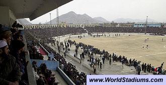 Bajo el régimen Talibán que gobernó el pais desde 1996 hasta el 2001 es imposible pensar en jugar al fútbol, mucho mas practicado por mujeres.Para que se den una idea el Estadio Nacional de Kabul era usado para ejecuciones publicas.