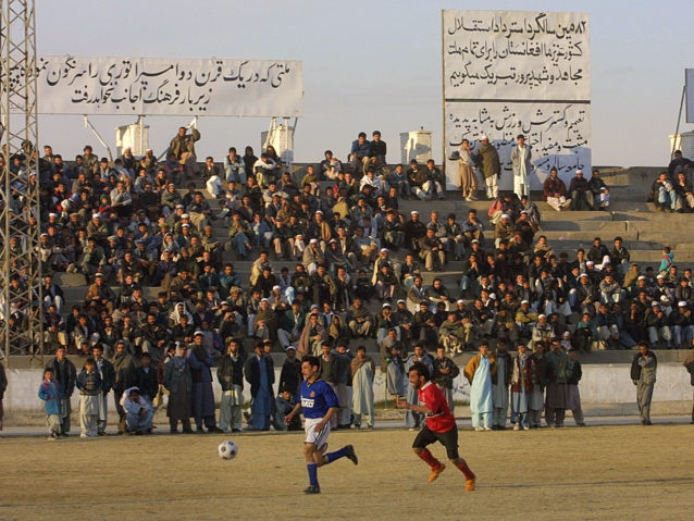 Bajo el régimen Talibán que gobernó el pais desde 1996 hasta el 2001 es imposible pensar en jugar al fútbol, mucho mas practicado por mujeres.Para que se den una idea el Estadio Nacional de Kabul era usado para ejecuciones publicas.