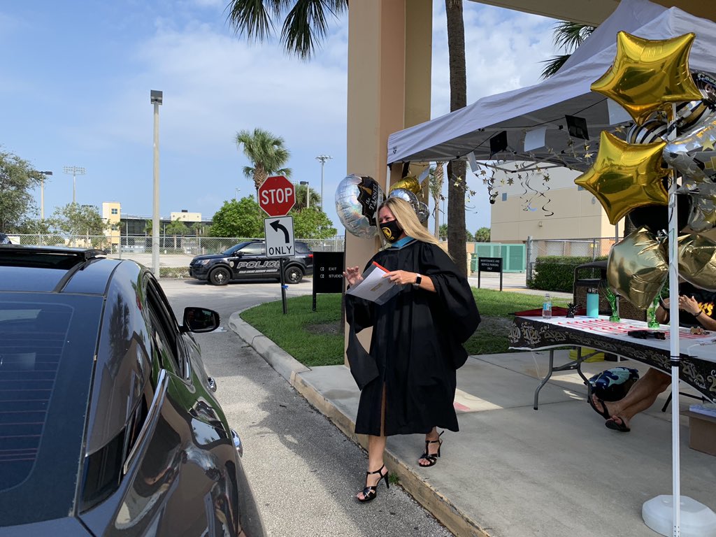 More highlights from our Senior Distribution Day! Making the most of a drive through graduation! 🎓🎉