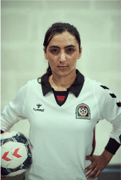 Pero quien es Khalida Popal?Khalida es una exfutbolista y la ex capitana de la Selección femenina Afgana.Ante la creciente popularidad del equipo y ya convertida en un símbolo de las mujeres afganas, fue amenazada de muerte en varias ocasiones y debió huir de su país.