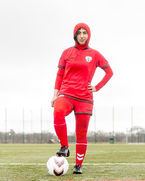 Pero quien es Khalida Popal?Khalida es una exfutbolista y la ex capitana de la Selección femenina Afgana.Ante la creciente popularidad del equipo y ya convertida en un símbolo de las mujeres afganas, fue amenazada de muerte en varias ocasiones y debió huir de su país.