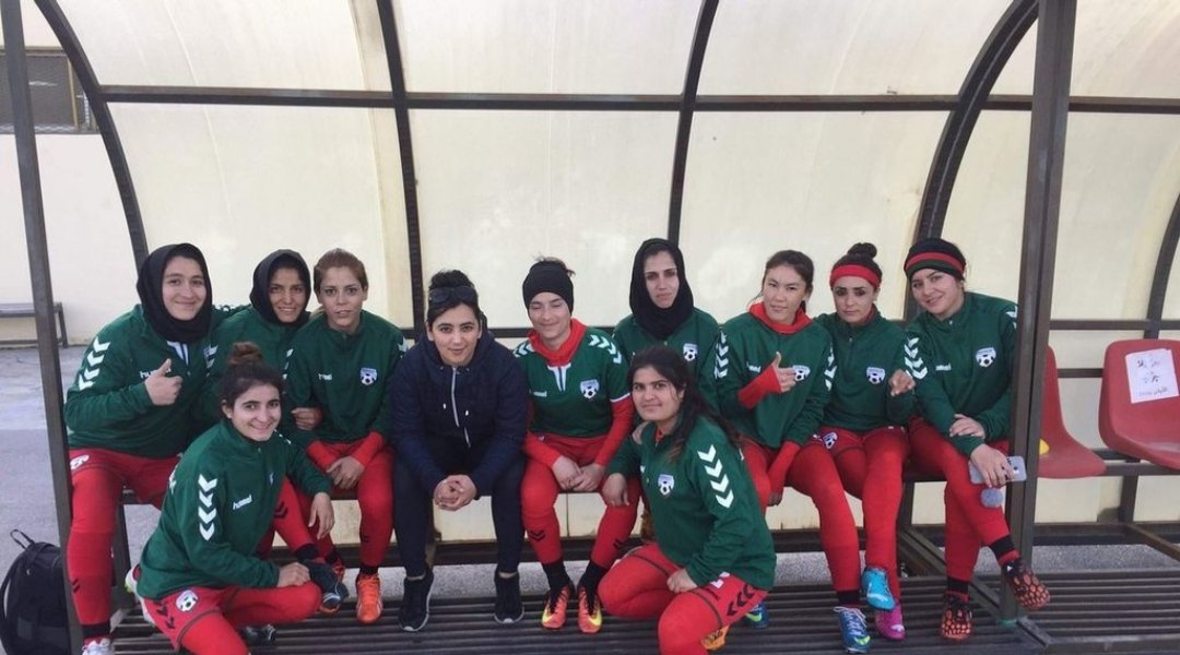 Pero quien es Khalida Popal?Khalida es una exfutbolista y la ex capitana de la Selección femenina Afgana.Ante la creciente popularidad del equipo y ya convertida en un símbolo de las mujeres afganas, fue amenazada de muerte en varias ocasiones y debió huir de su país.