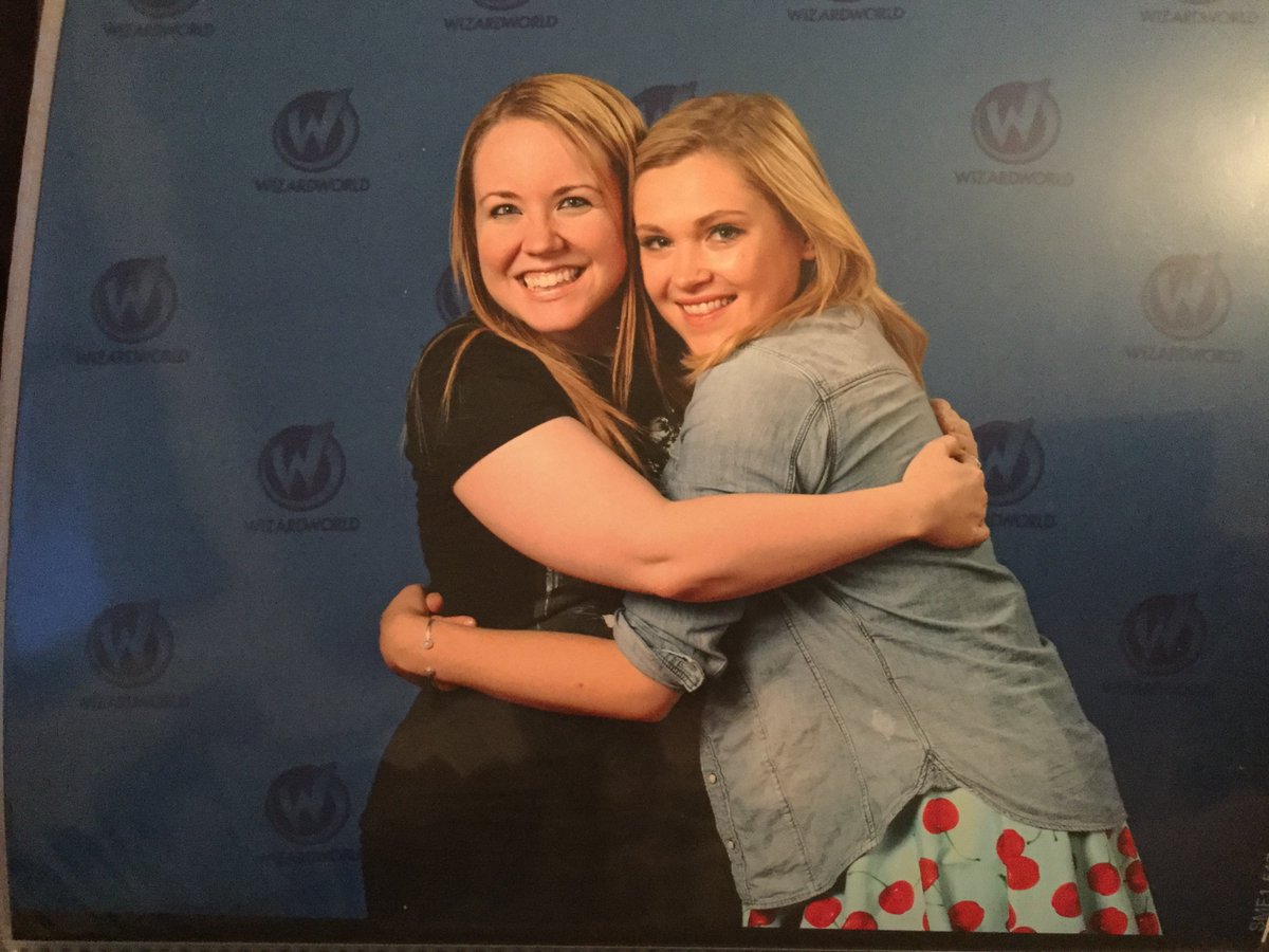 Ooh, flashback to Wizard World Sac for a minute, because I don’t think I ever posted my photo op with Eliza and it’s one of the best I’ve ever taken. 
