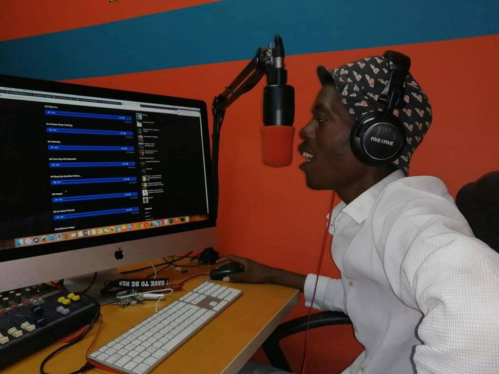 TheOnlyLindx's tweet photo. Do what you love , love what you do . 💙🧡📻 https://t.co/4OkJEXU2sf