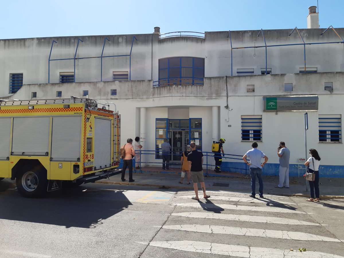 BomberosCbpc's tweet photo. ◾️Trajín de usuarios ante el centro de salud del Pinillo Chico en #ElPuerto, o la lógica calma del exterior centro de Afanas en #SaFernando. Abajo, residencia San José en #Tarifa o el centro de salud de #Villamartín
#CompromisoBomberosCbpc https://t.co/kpyONYjfr1