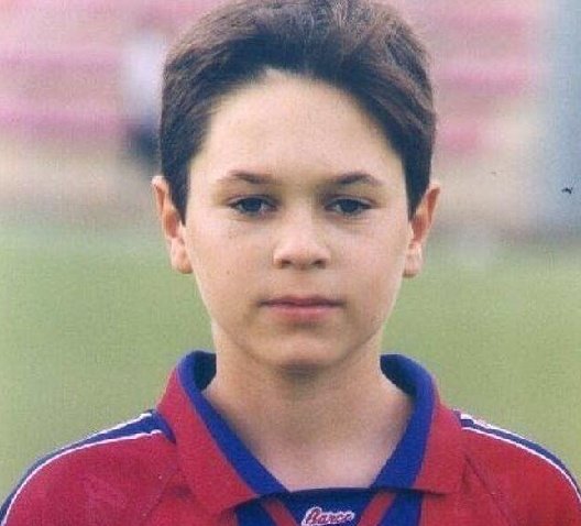 Présentation : Son nom complet est Andrés Iniesta Luján, il est né le 11 mai 1984 dans la province d'Albacete. Comme plusieurs de ses coéquipiers Masians, il n'a joué qu'au Barça de 1997 à 2018.