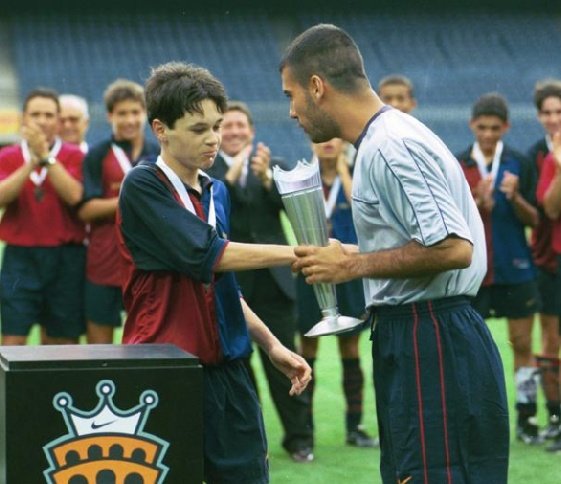  - Débuts à la Masia À l'âge de 11 ans, il intègre l'équipe de jeune d'Albacete Balompié. Par la suite, il est d'abord convoité par le Real-Madrid mais son père choisi le Barça pour des raisons extra sportives. Iniesta a réussi pleinement ses débuts à la Masia.