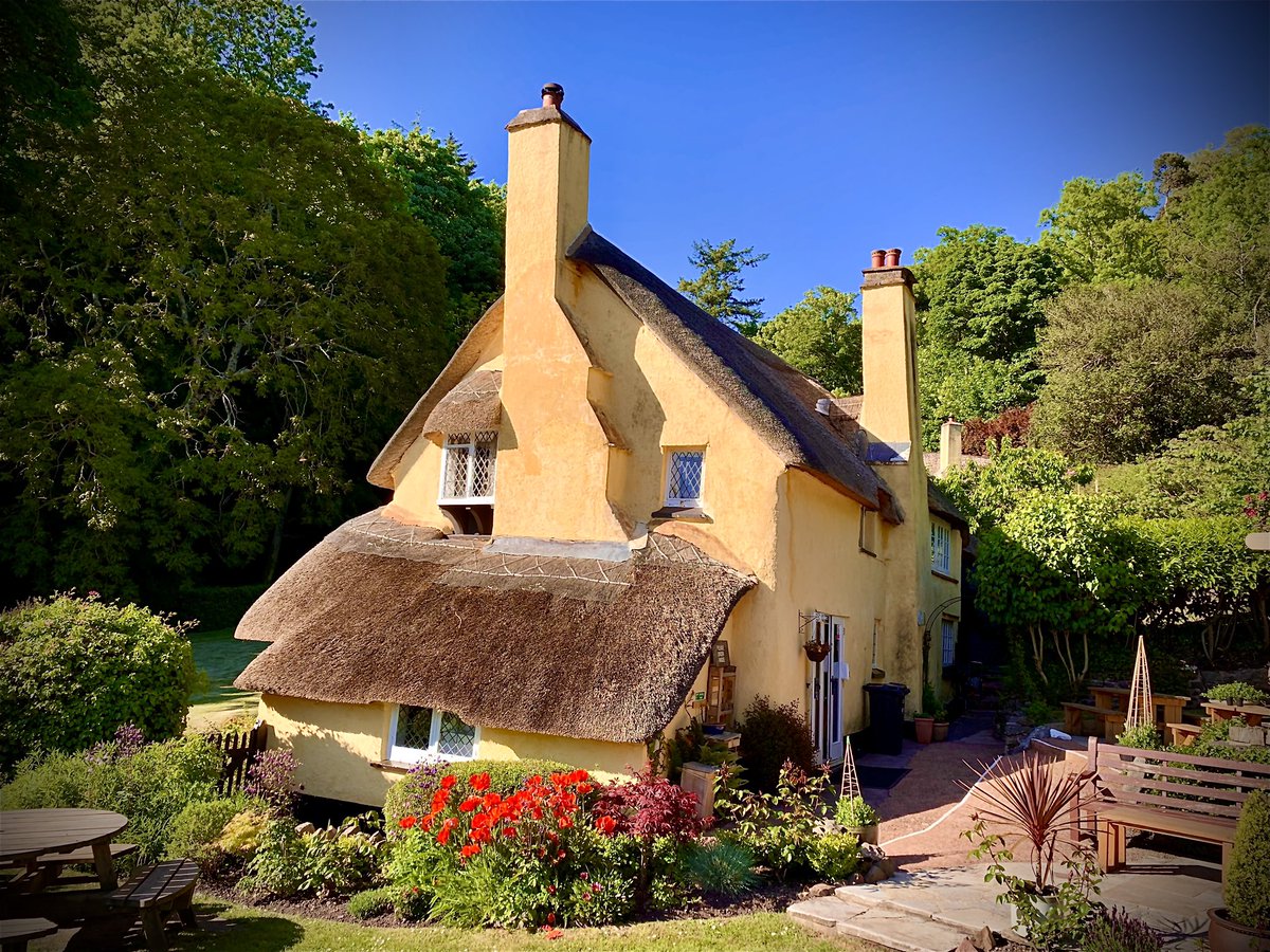 PeriwinkleCott1's tweet photo. It would appear that we are 67 followers off from reaching 4,000. That would be a wonderful base to relaunch the Tea Rooms, once it is safe to do so. Should you feel so inclined would you mind helping us out with the odd retweet etc. Many thanks. #dreamnowvisitlater #exmoorisok https://t.co/s45TEEw2Um