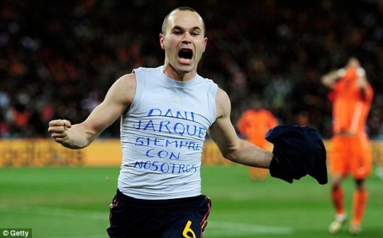 Et en étant décisif en finale, encore. En Liga, il a fini avec 13 passes décisives, contribuant fortement à la conquête du titre - Hommage à Dani Jarque :Lors de la coupe du monde 2010, Andrés Iniesta a été un des joueurs clés. Mais le monde du foot retient son but dans les