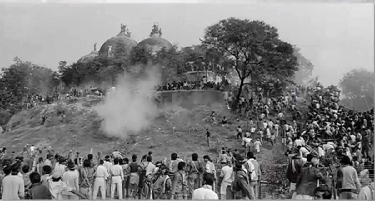 Atal Bihari Vajpayee was member of the same  #BJP who organised a rally at the site of Babri Masjid involving 150,000 volunteers, known as kar sevaks. The rally turned violent, and the crowd overwhelmed security forces and tore down the masjid 3/n  #یوم_تکبیر