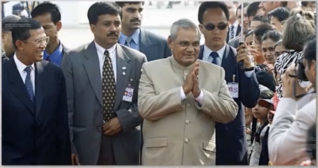 In the 1998 Indian general election the BJP emerged as the single-largest party and Atal Bihari Vajpayee became PM of  #india on 11 may 1996 ... 2/n  #یوم_تکبیر