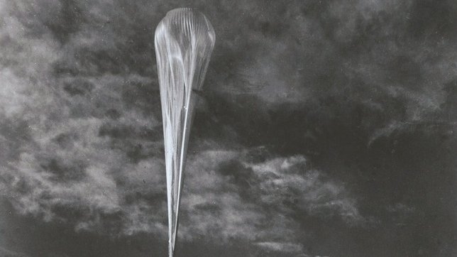Marta_4ESO's tweet photo. Joe Kittinger se convierte en la primera persona que cruza solo el océano Atlántico en un globo de aire caliente, este hombre es un aviador nacido en EEUU, especialmente en Florida. https://t.co/dTjqAYxYtC