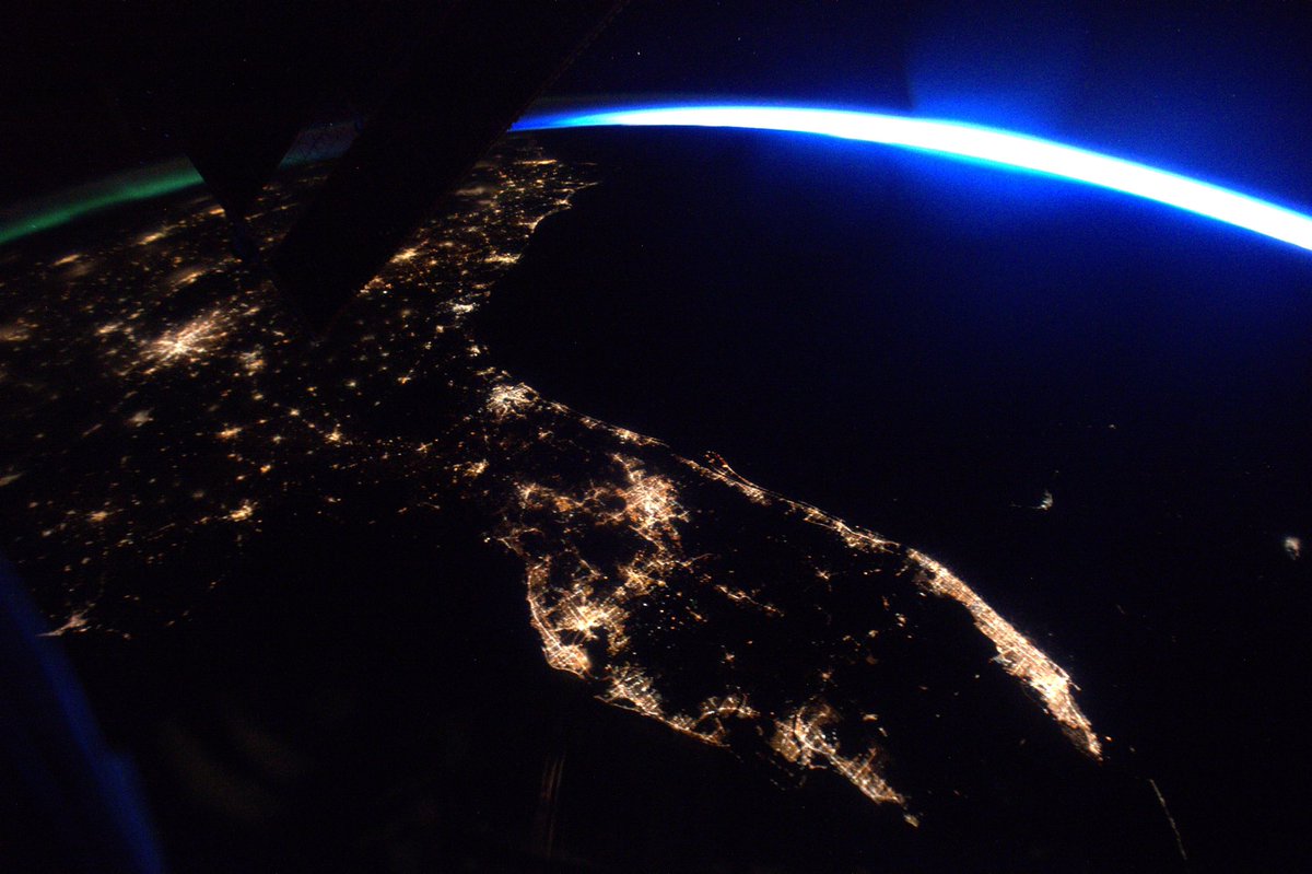Thom_astro's tweet photo. Pour patienter en attendant le Go pour le lancement du @SpaceX Crew Dragon, une photo de la Floride prise pendant ma mission. Lever de soleil d’un côté et aurore boréale de l’autre, c’est la vue qui attend Doug et Bob 🤩 https://t.co/uZOAAoWtXF