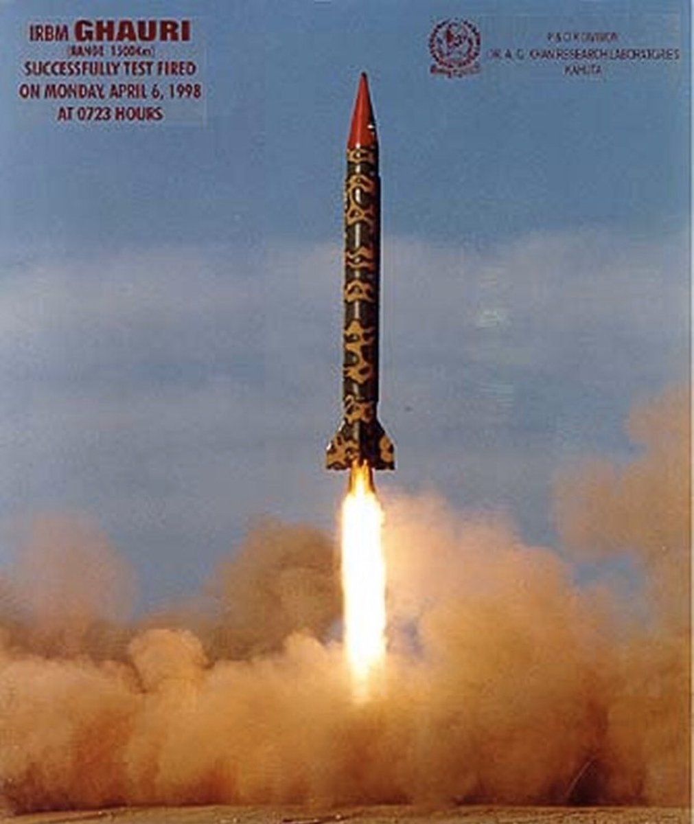 It was important for  #Pakistan to balance the strength of indian army should develop its own short/long range missiles, on 6th april 1998 pakistan successfully conducted the test of Hatif-V also known as Ghauri ballistic missile with a range of 1500 km 6/n  #یوم_تکبیر