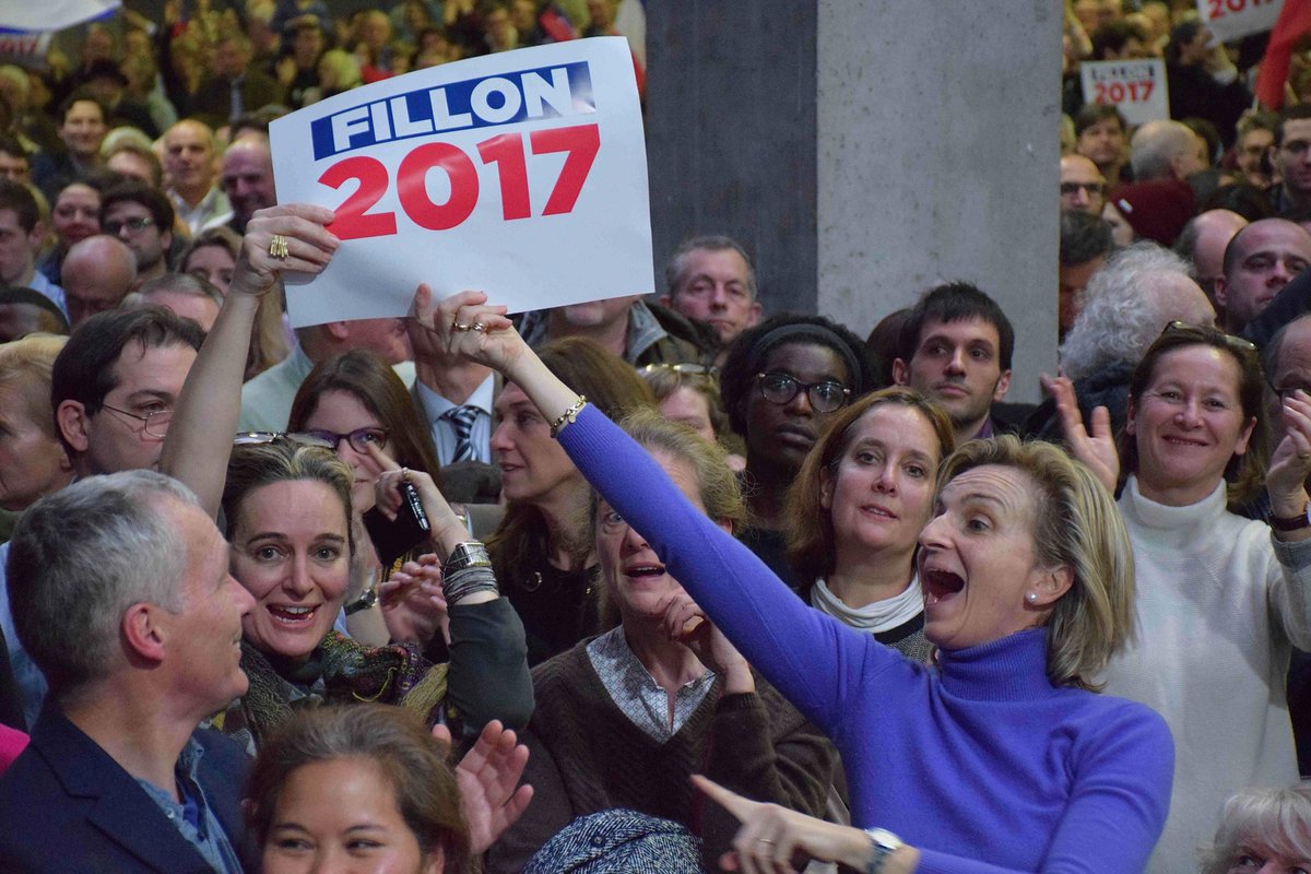 Comportements d’adhésion (applaudissements, cris, chants), négatifs (sifflets, huées) mais aussi de recueillements (prière, silence), de gêne ou d’ennui : le meeting se donne à voir comme un processus de monstration d’émotions pour partie recherchées et pour partie contingentes.