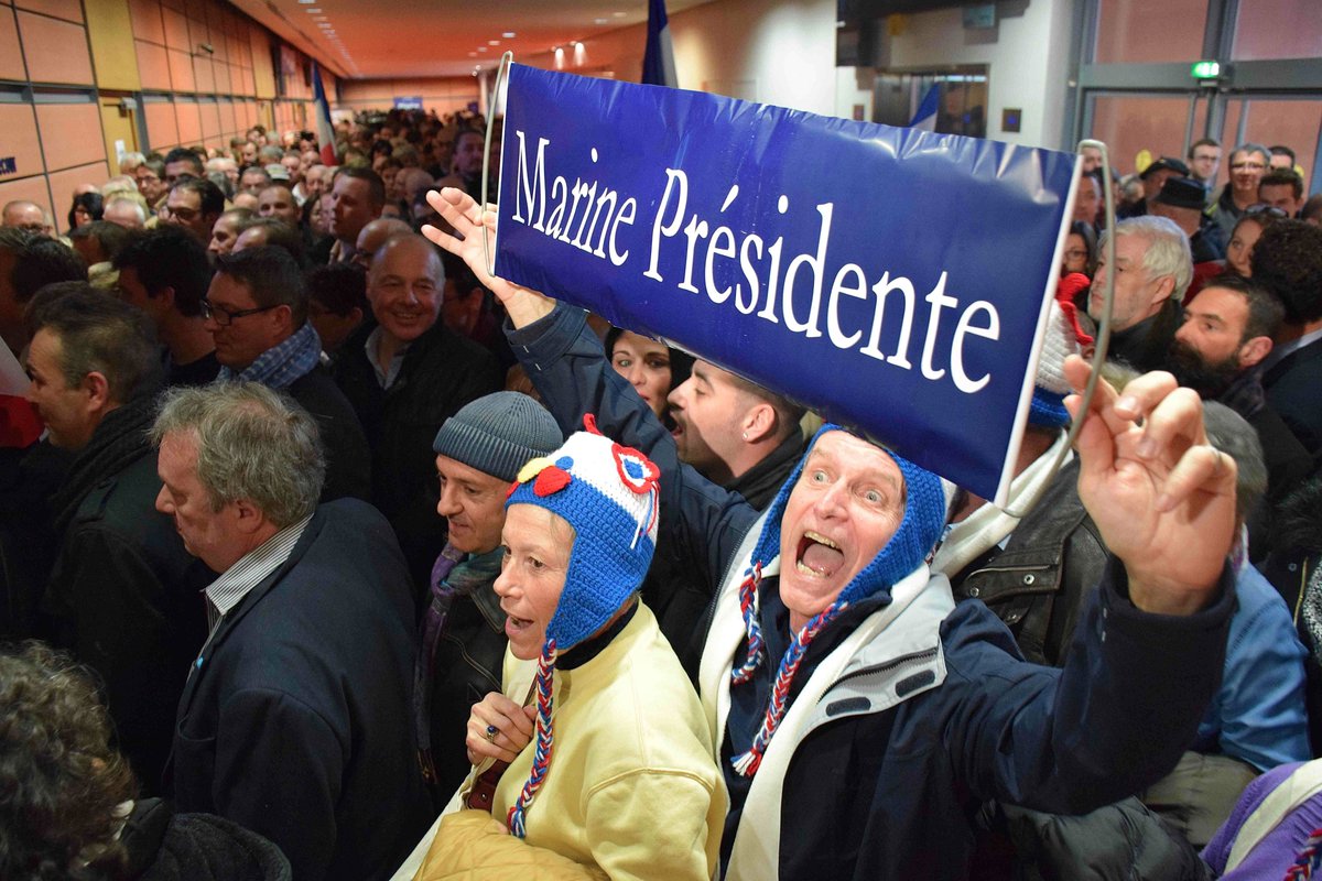 Comportements d’adhésion (applaudissements, cris, chants), négatifs (sifflets, huées) mais aussi de recueillements (prière, silence), de gêne ou d’ennui : le meeting se donne à voir comme un processus de monstration d’émotions pour partie recherchées et pour partie contingentes.