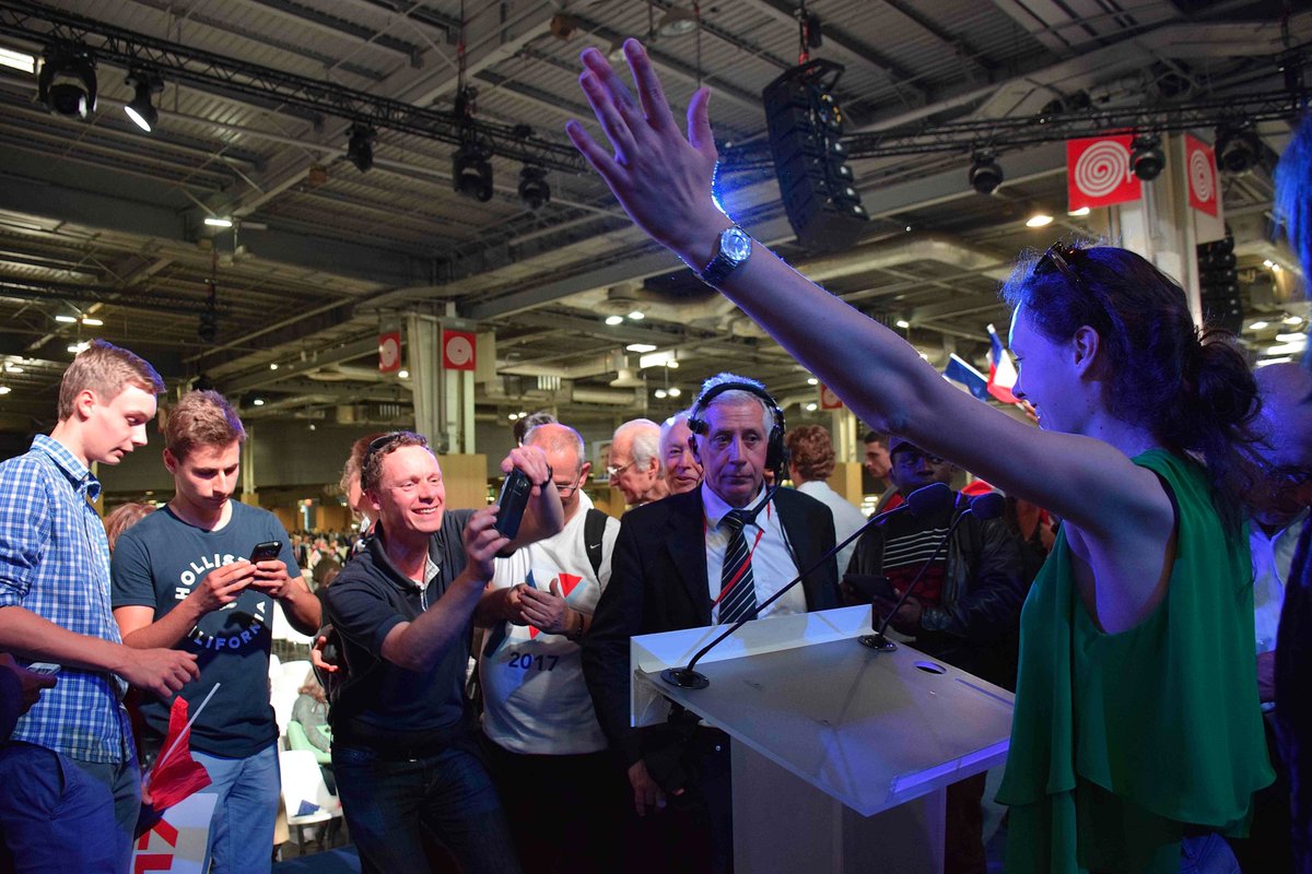 Quant à la pratique du selfie de meeting, acte de communication profondément social qui signe l’appartenance à un groupe, je l’observe de meetings en meetings comme étant commune au-delà des identités partisanes.