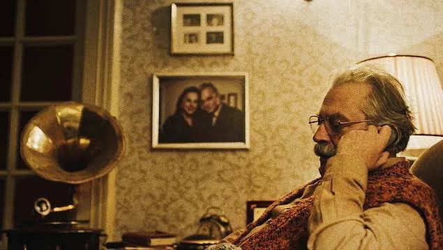 "Mesele o değil ya, insanlar adam gibi dinlemiyor birbirini. Cümleyi bitirmeden otomatik cevap. Her şey otomatik zaten. Sonra anlaşamıyoruz, anlaşamazsın tabi!”