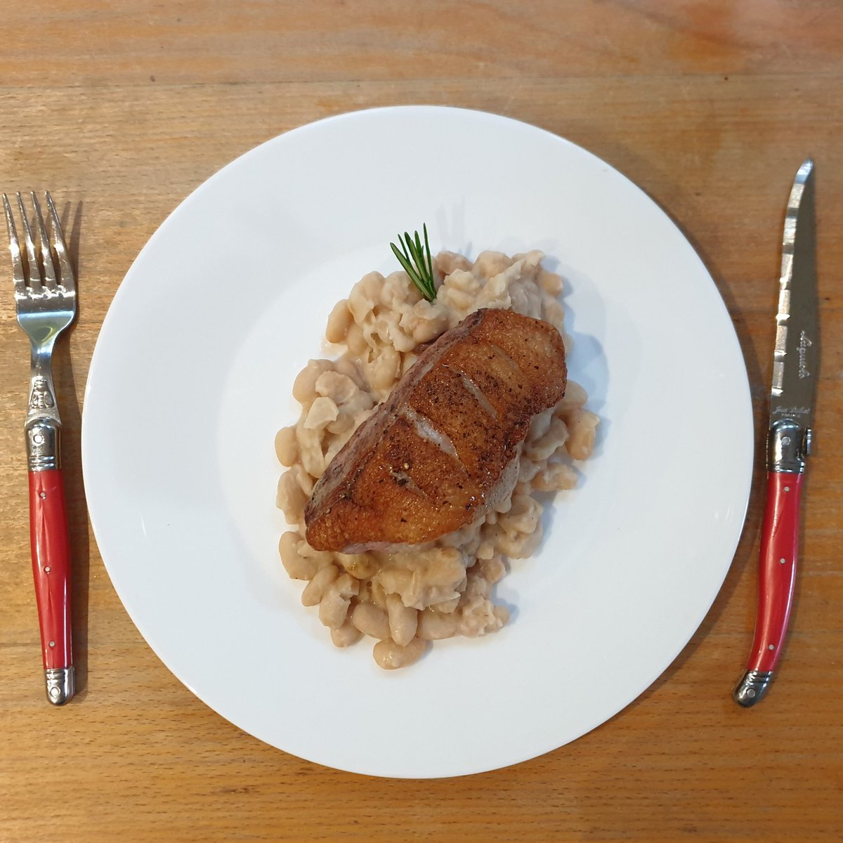 professor_dave's tweet photo. Duck / Mashed Cannelini Beans / Rosemary
(From @NigelSlater 'Eat')
#supperforone https://t.co/m5KTiap8so