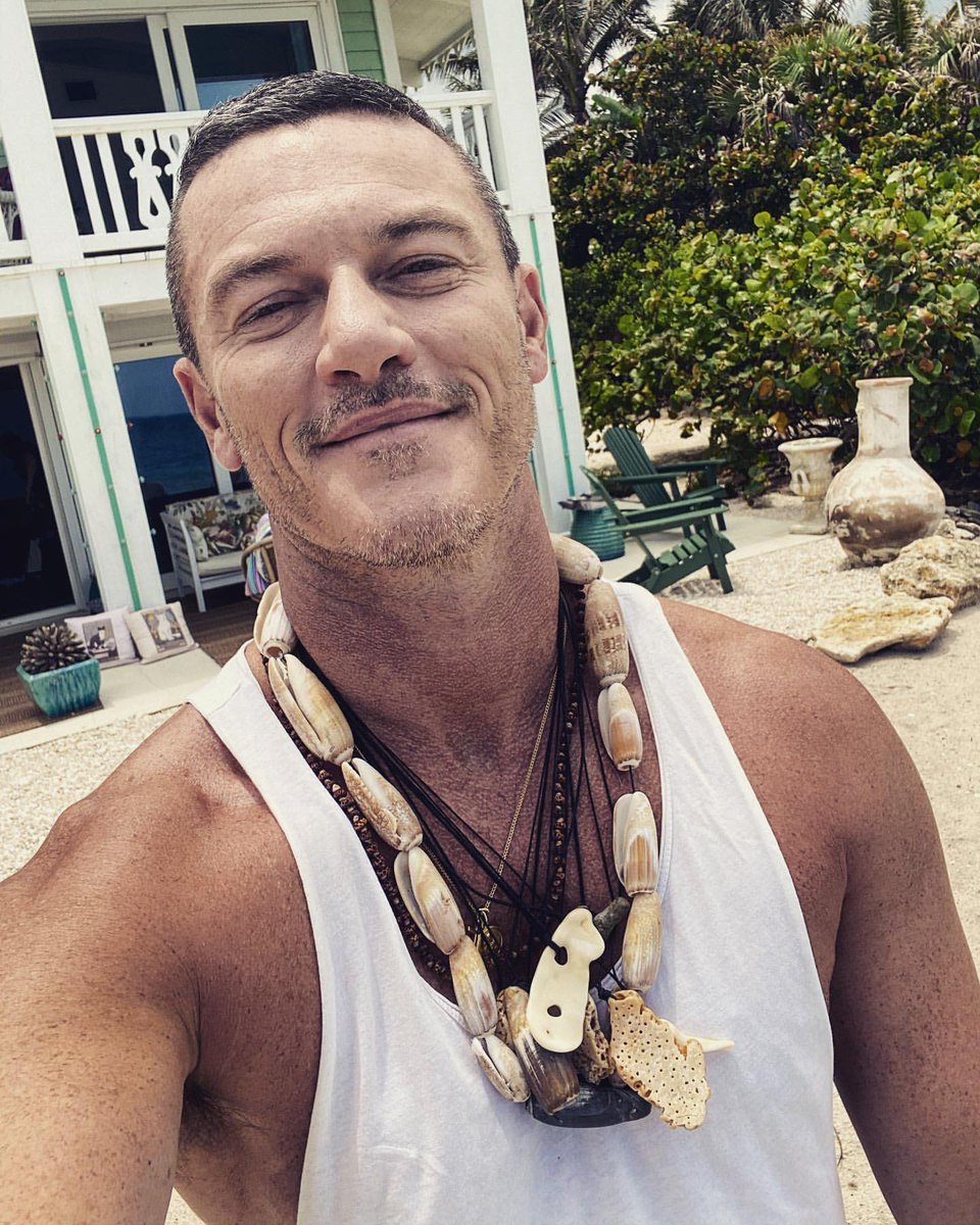 From Luke’s post on IG : The #BABaracus of the beach 
instagram.com/p/CAs4sdenw7A/… #lukeevans
