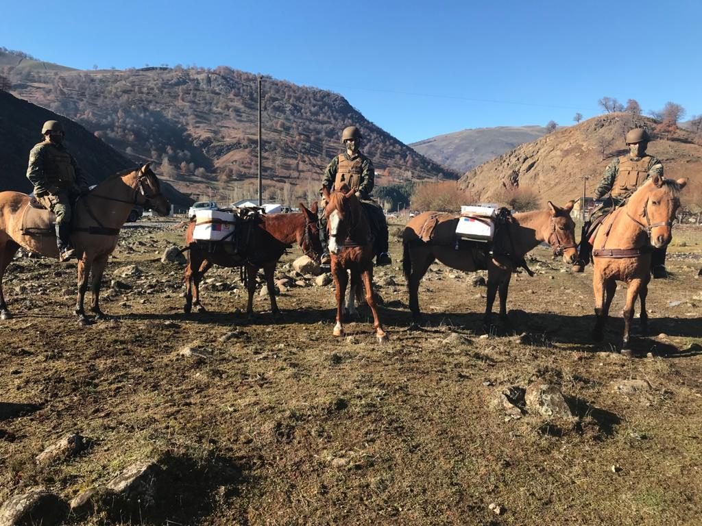 Gracias a nuestro <a href="/Ejercito_Chile/">Ejército de Chile</a> y <a href="/Carabdechile/">Carabineros de Chile</a> x seguir haciendo patria, ahora en #Lonquimay región de La Araucanía, distribuyendo #AlimentosParaChile. El trabajo de todos juntos hará q la ayuda llegue lo más pronto posible a las casas de las familias q más lo necesitan 💪🏻❤️🇨🇱