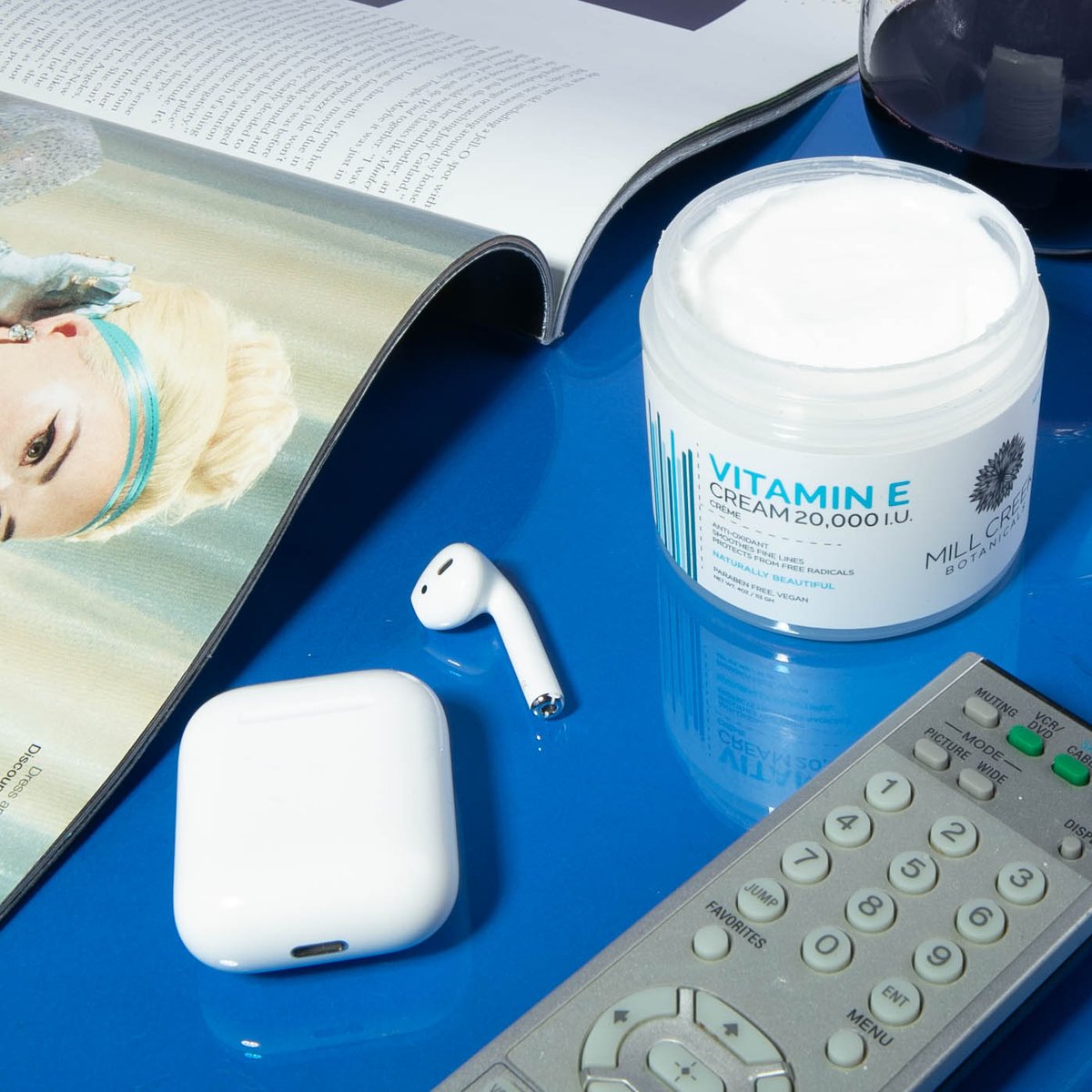 Unwind from the day with your favorite music, a good read and our hydrating Vitamin E Cream. 😇