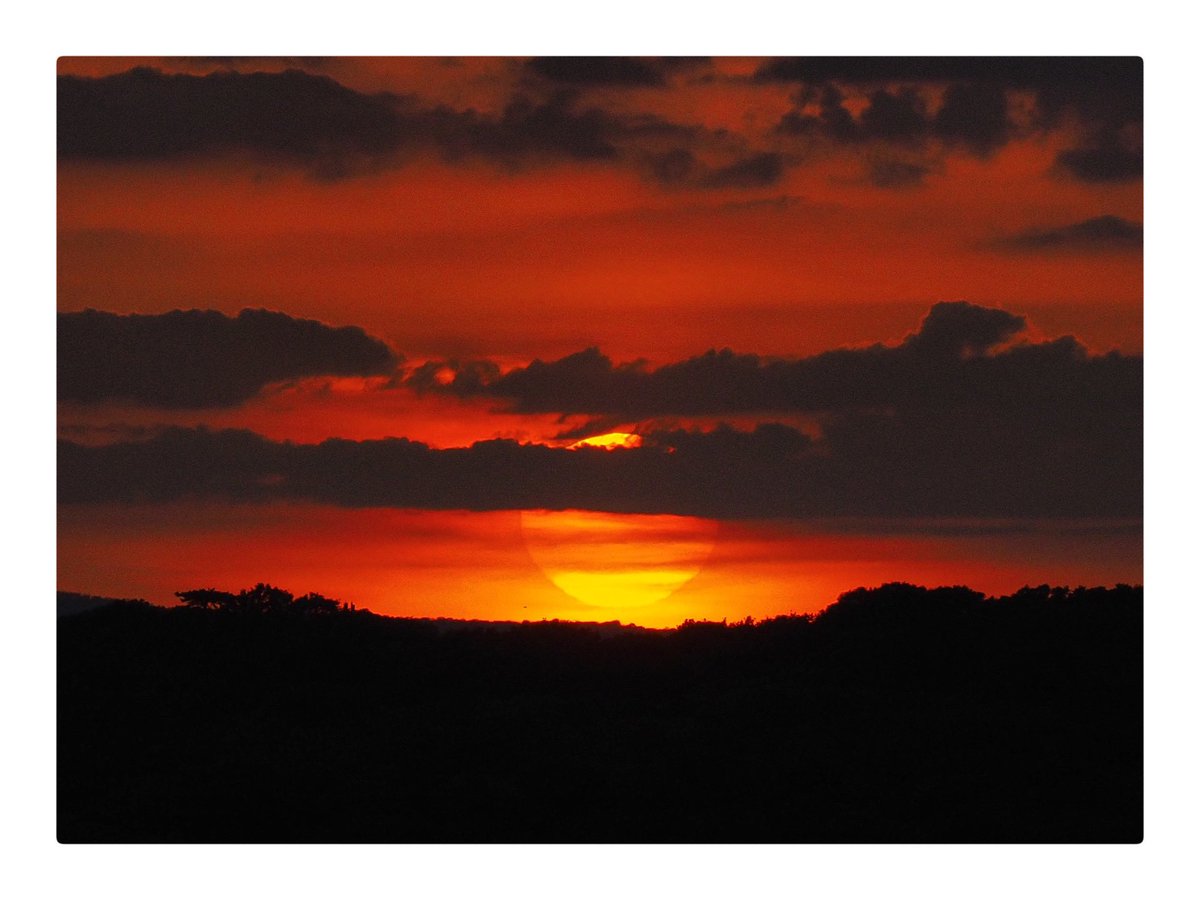 KeironHillhouse's tweet image. I love this time of night. Grab my camera just before the sunsets and rush out onto the terrace. #worthing #sunset #olympusuk