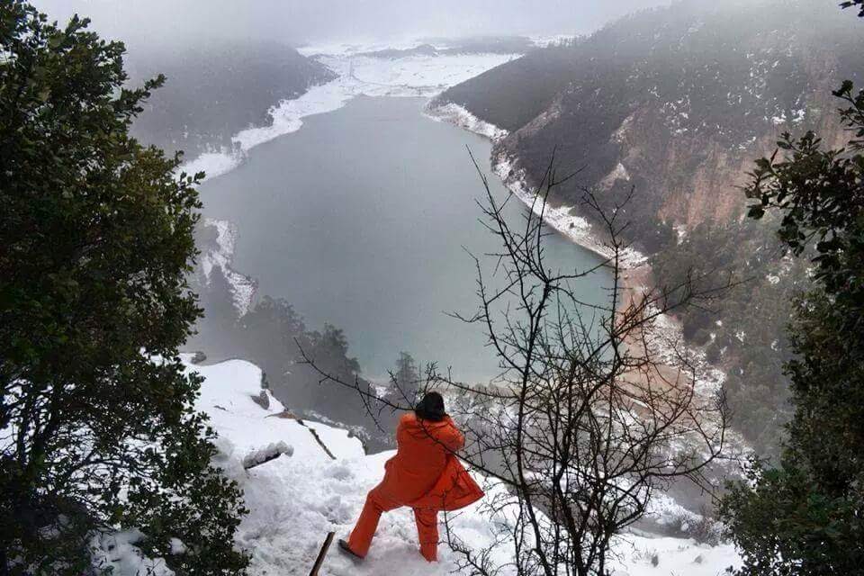 بحيرة أكلمام ازكزا بعد إنتهاء عاصفة ثلجية من أعلى إحدى القمم المحيطة بالبحيرة
خنيفرة