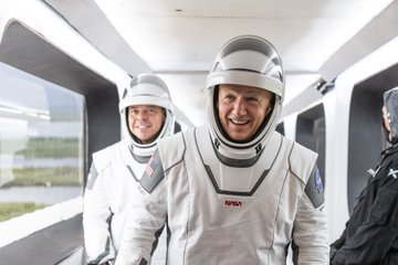 Juniorremista's tweet photo. Então galera não vai dar pra ir pro rolê hoje, acabou de nascer o ET Bilu aqui// Eu chegando no rolê meia hora depois #LaunchAmerica https://t.co/UFMXWvzlw0