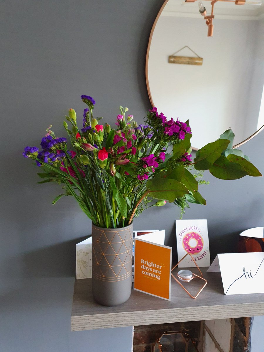 aimingelsewhere's tweet photo. Flowers from @VictoriaOB_ and pizza from my non-twitter pal via @pizzapilgrims . What a time to be alive #luckywoman #pizzafortea #fabflowers #friendship https://t.co/CosYnzT2g2