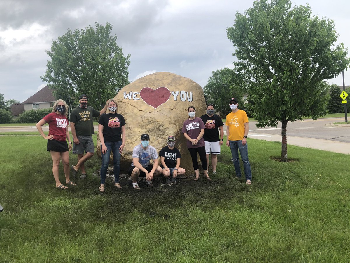 McDermott_KTMS's tweet photo. We were back at it today. Class of 2020 we are getting ready for your big week!! We ❤️ you! #CougarsOnline2020 #LSHSSeniorSendOff2020 #BetterTogetherLSHS ⁦@Murphy_LSHS⁩ ⁦@sommersnstuff⁩ ⁦@CoachBenBurk⁩ ⁦@ActivitiesLSHS⁩ https://t.co/OJY8U7zCPL