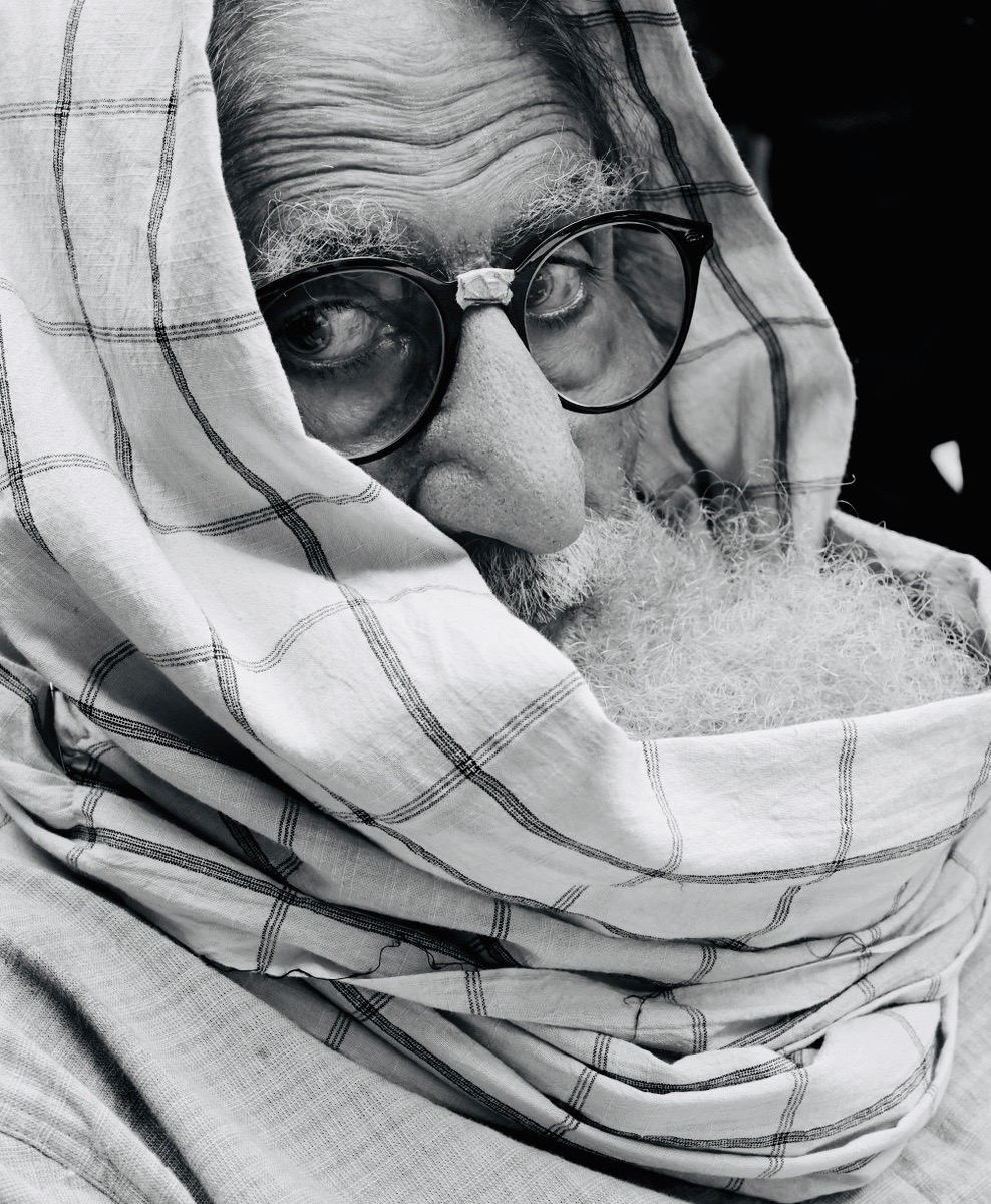 SrBachchan's tweet photo. T 3544 - Srinagar , Kashmir .. film KABHI KABHIE .. and in the shot writing the song 'kabhi kabhi mere dil mein khayal aata hai .. '
AND .. Lucknow , May .. 44 years later ( 1976 to 2020 ) .. GULABO SITABO .. and ruminating song ..
'banke madaari ka bandar .."
तब और अब https://t.co/9pUA9FSYUl