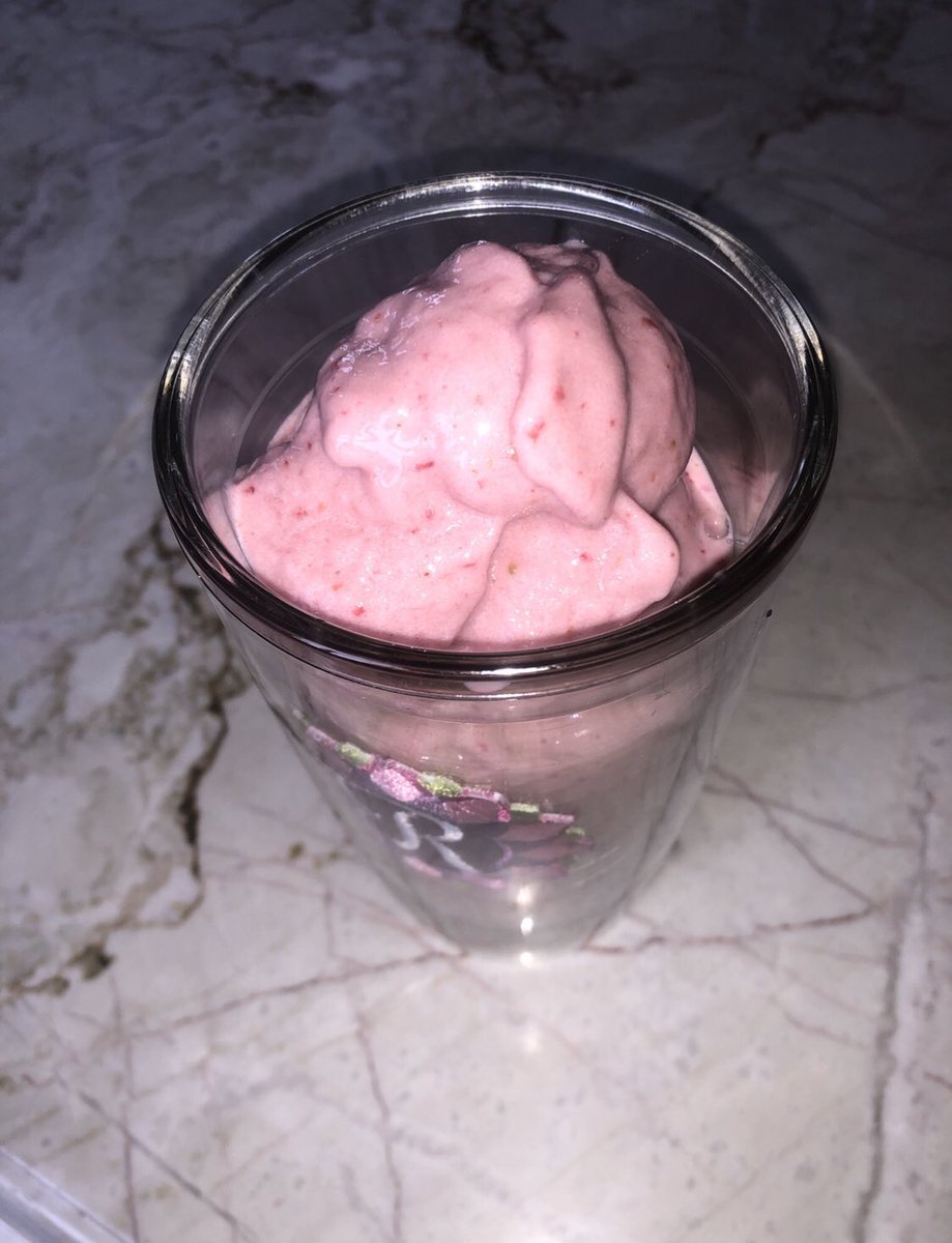 rachelleahhurt's tweet photo. FOOD. 😍 #yummy #food #smoothies #fruit #tasty #delicious #fresh #good #eatlocal #colorful what are your fav foods? https://t.co/TYmUC9FI9T