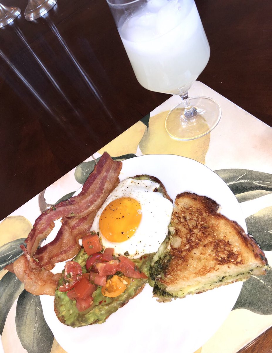 rachelleahhurt's tweet photo. FOOD. 😍 #yummy #food #smoothies #fruit #tasty #delicious #fresh #good #eatlocal #colorful what are your fav foods? https://t.co/TYmUC9FI9T