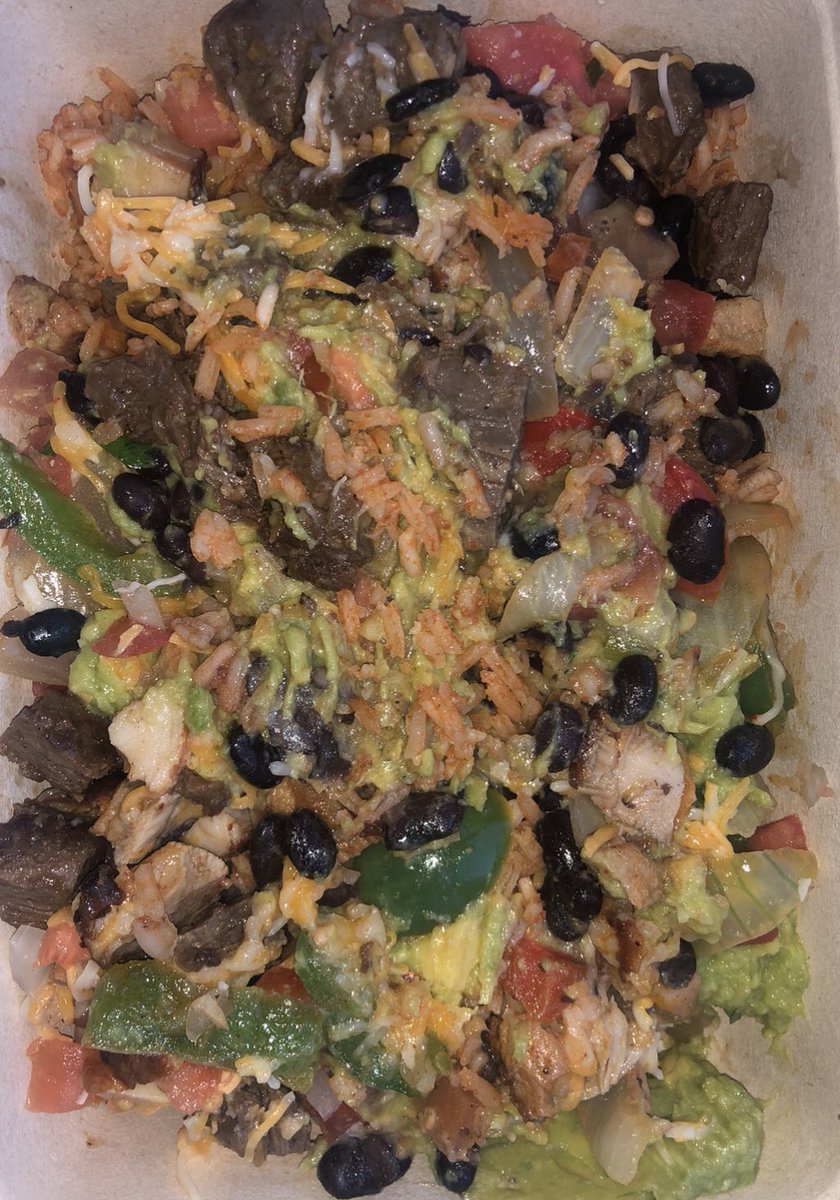 rachelleahhurt's tweet photo. FOOD. 😍 #yummy #food #smoothies #fruit #tasty #delicious #fresh #good #eatlocal #colorful what are your fav foods? https://t.co/TYmUC9FI9T