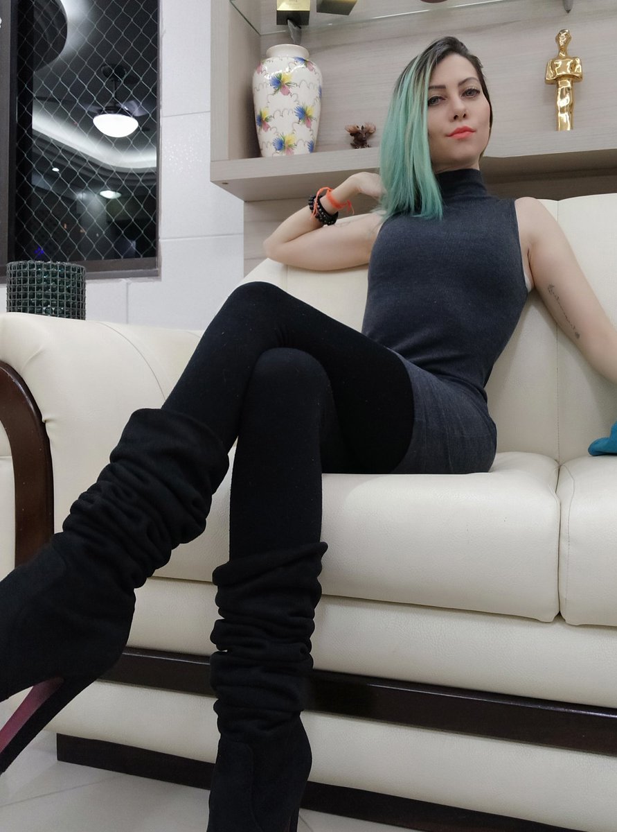 ChissLady's tweet image. A ou B? #aorb #fashion