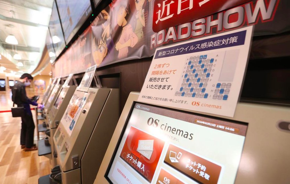 3/ Movie theaters are operating at around 30% capacity with 2 seats closed off for every 1. At least there won't be any fighting for the armrest. https://www.sankei.com/photo/story/news/200523/sty2005230018-n1.html