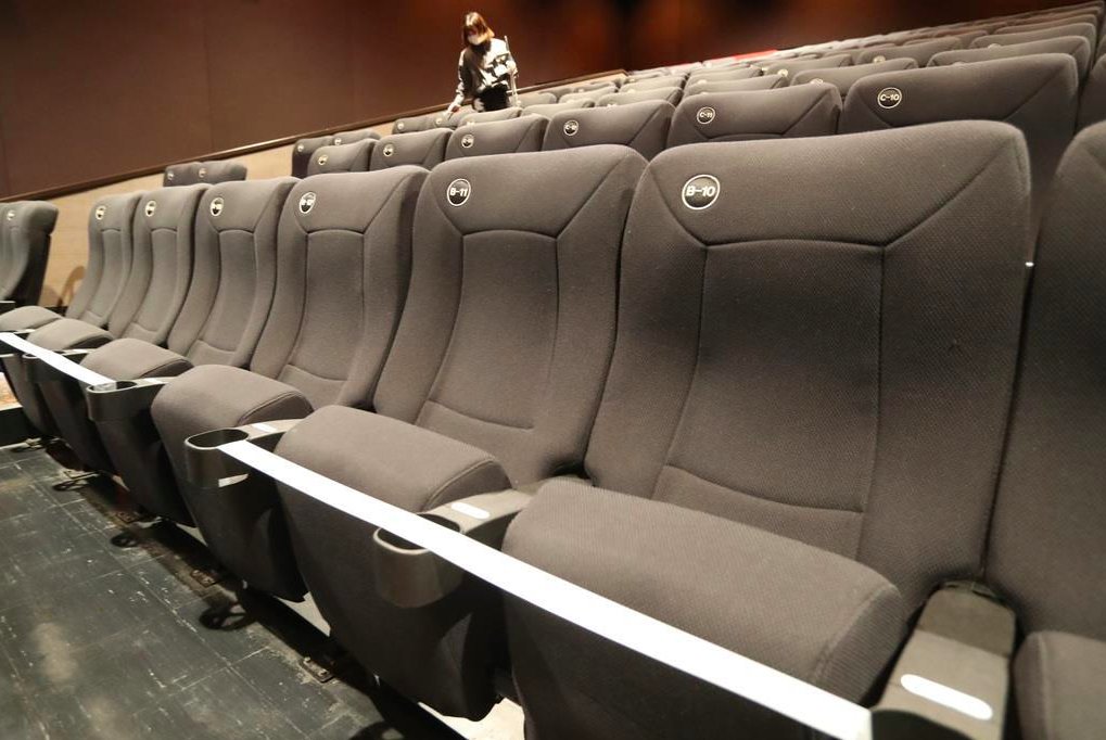 3/ Movie theaters are operating at around 30% capacity with 2 seats closed off for every 1. At least there won't be any fighting for the armrest. https://www.sankei.com/photo/story/news/200523/sty2005230018-n1.html