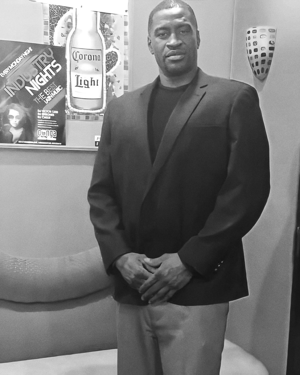 selenesrat's tweet photo. I keep thinking about George Floyd and Breonna Taylor. One got held down by 4 police officers and strangled with a knee on his neck because of something as small a forgery whilst the other got killed after 4 officers barged into her home while off duty. UNJUST! #BlackLivesMatter https://t.co/OW5SXO0OiO