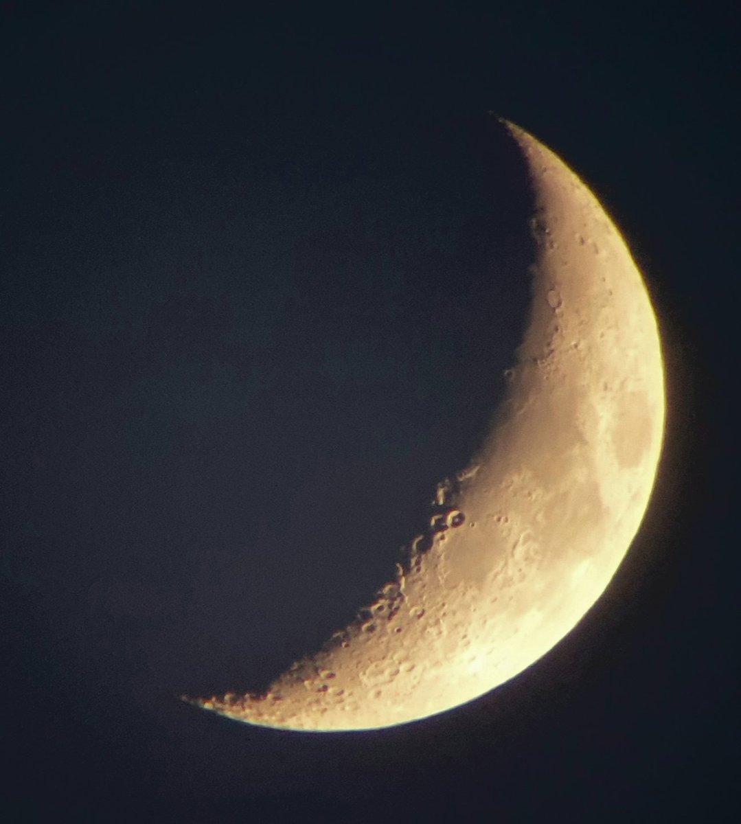 sophiecooper193's tweet image. #PositiveTweets Look up! not to be for #Demo2 ☹ 
Too light to see #ISS, but at least the waxing crescent #moon is up there! As always poor quality, no skill, 📱 + travelscope, but taken with love &amp;amp; enthusiasm! 🌙🌌🛰
Keep safe👍
#stargazing @GoStargazing @skyatnightmag #nature