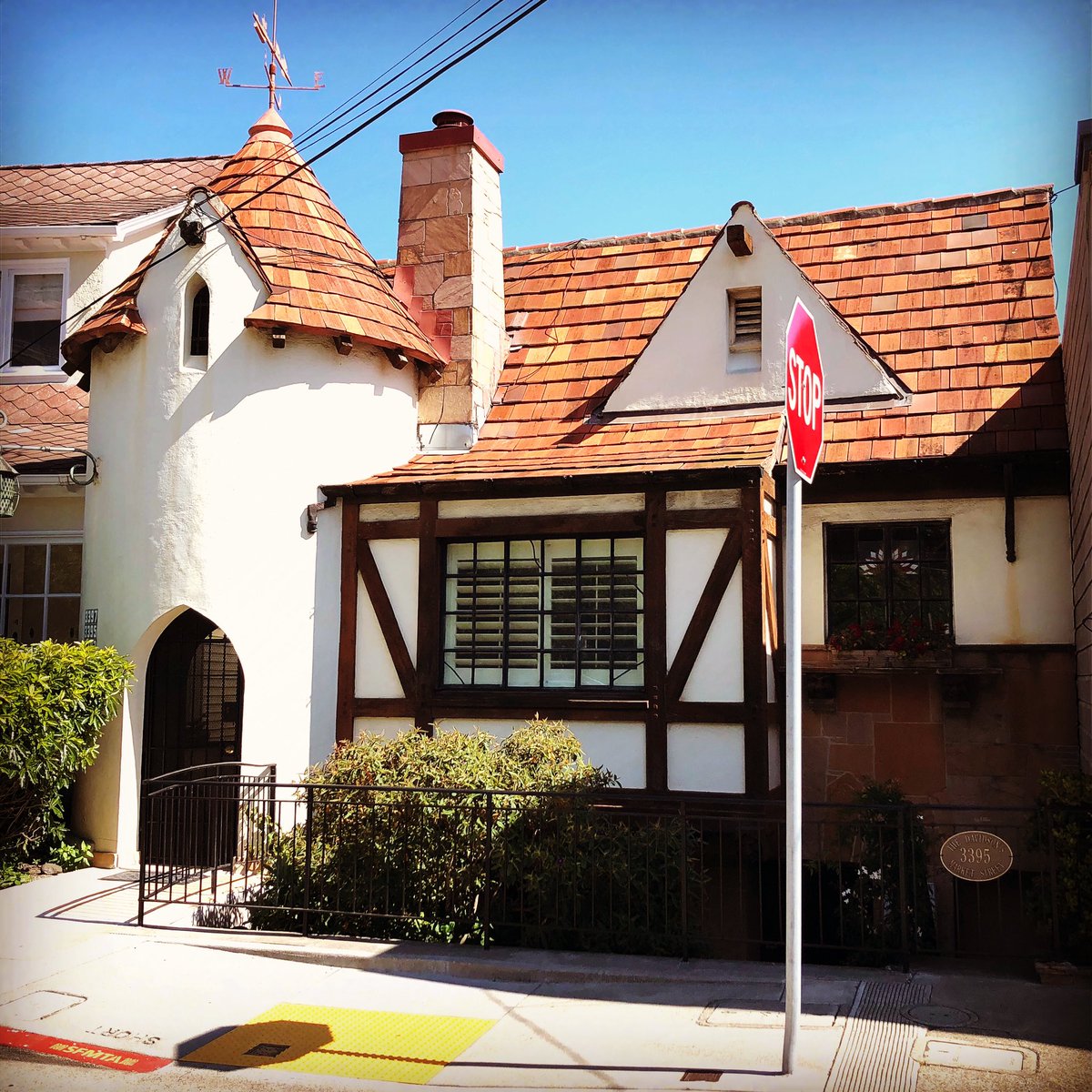 shivaunsay's tweet image. Inspired again by @sf_daily_photo we’ll take a break from our normally scheduled Victorian programming and enjoy this miniature castle. Because if it can’t be Victorian, it had better be a castle! 🏰 #victorianalliance #sfarchitecture #ineedaturret #havefunstormingthecastle