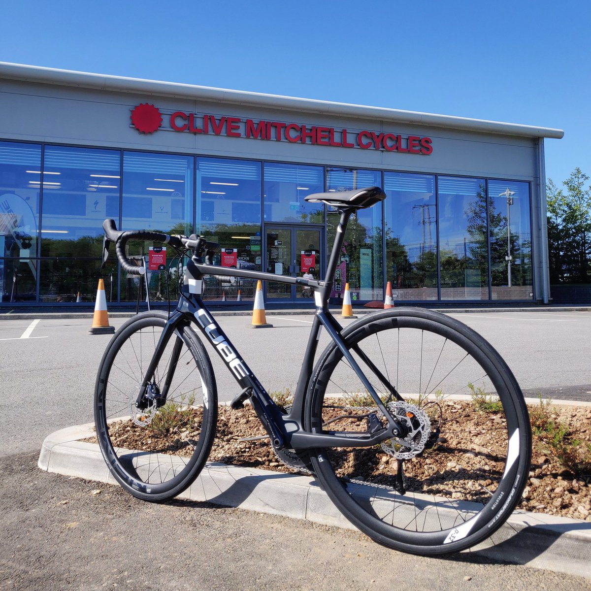 ZennorVelo's tweet photo. What a day to pick up the new whip!☀️😍 Thanks to Dan, Mark and the team at @CmcSummercourt @CliveMitchells for their help and speedy (safe) service!👌🏻 https://t.co/Y2vFrOQOJ7