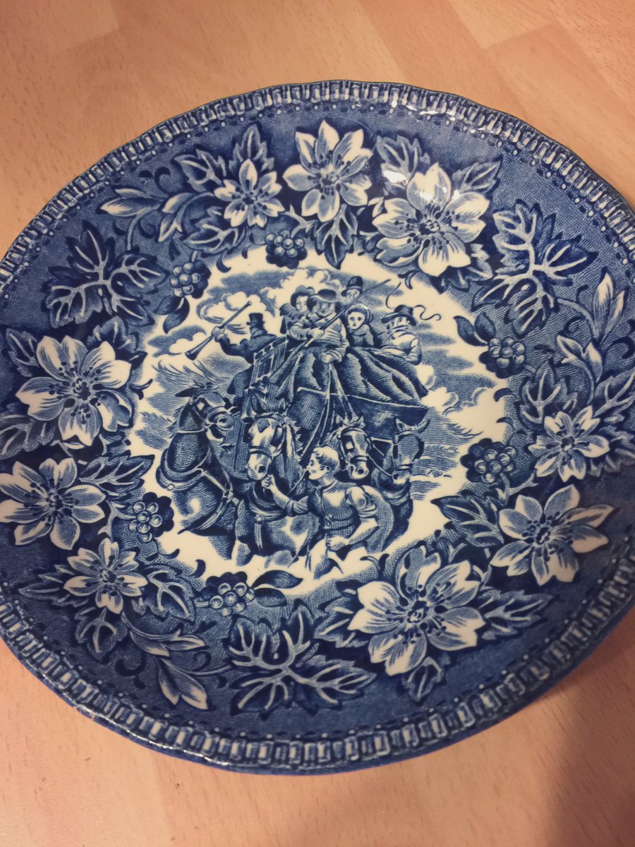 muninnherself's tweet photo. Bought a new (to us) picnic set today (socially-distanced Facebay purchase) and have just examined the china pattern which is a treat. #brexton #vintage #retro #fauxVictorianNonsense #coachandorses https://t.co/eq2kAaKdm8