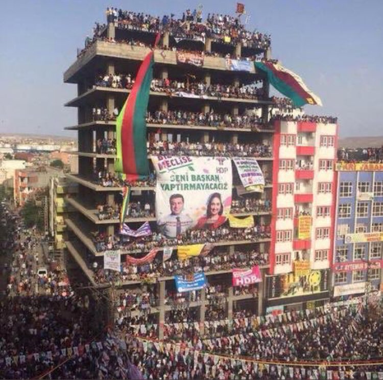 NE MUTLU,25 yıldır bitmeyen hakikat arayışında olan  cumartesiAnnelerin safında olan,
NE MUTLU,Meydanları katları umutla,aşkla,zorlukla dolduran #HDPlilerTakiplesiyor
Güçlüyüz,daha da güçlü olacağız✌️

#CumartesiAnneleri25Yaşında
#HDPlilerTakiplesiyor
